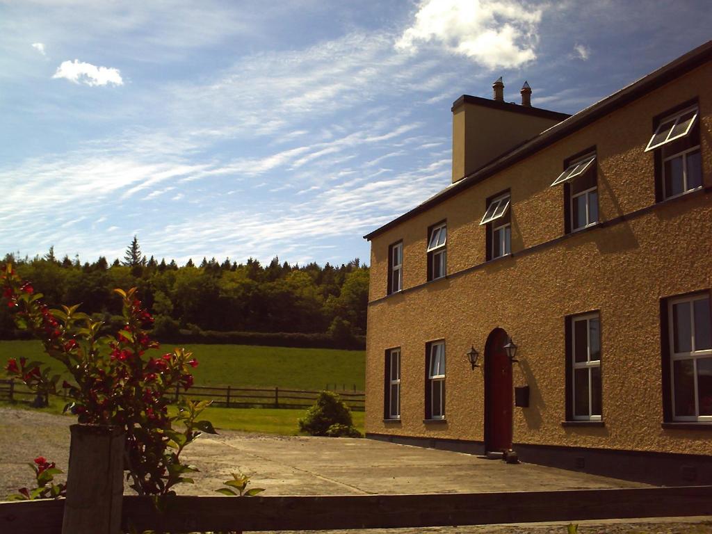 um grande edifício de tijolos com um campo ao fundo em Kilburn House B&B em Milltown