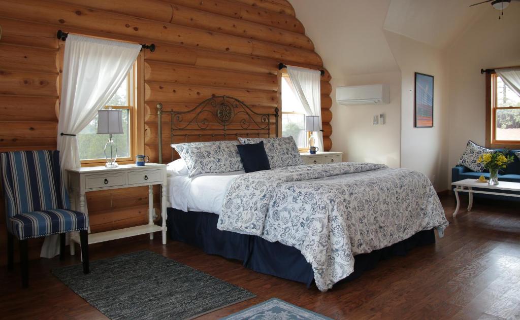 Courtwood Inn - King Room With Mountain View