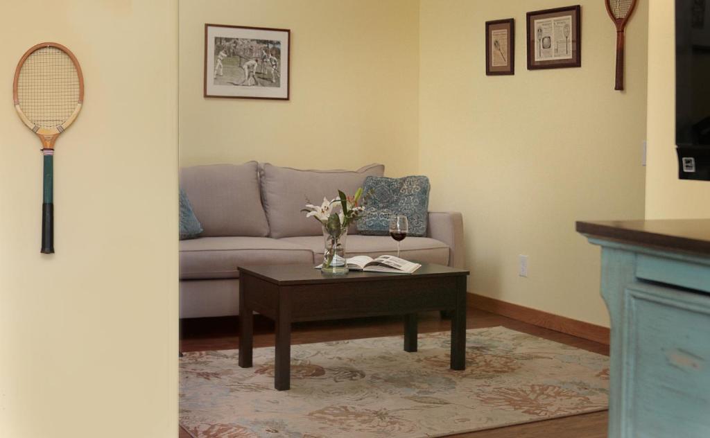 Courtwood Inn - One Bedroom Suite
