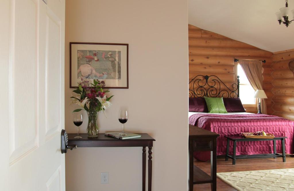Courtwood Inn - King Room With Balcony
