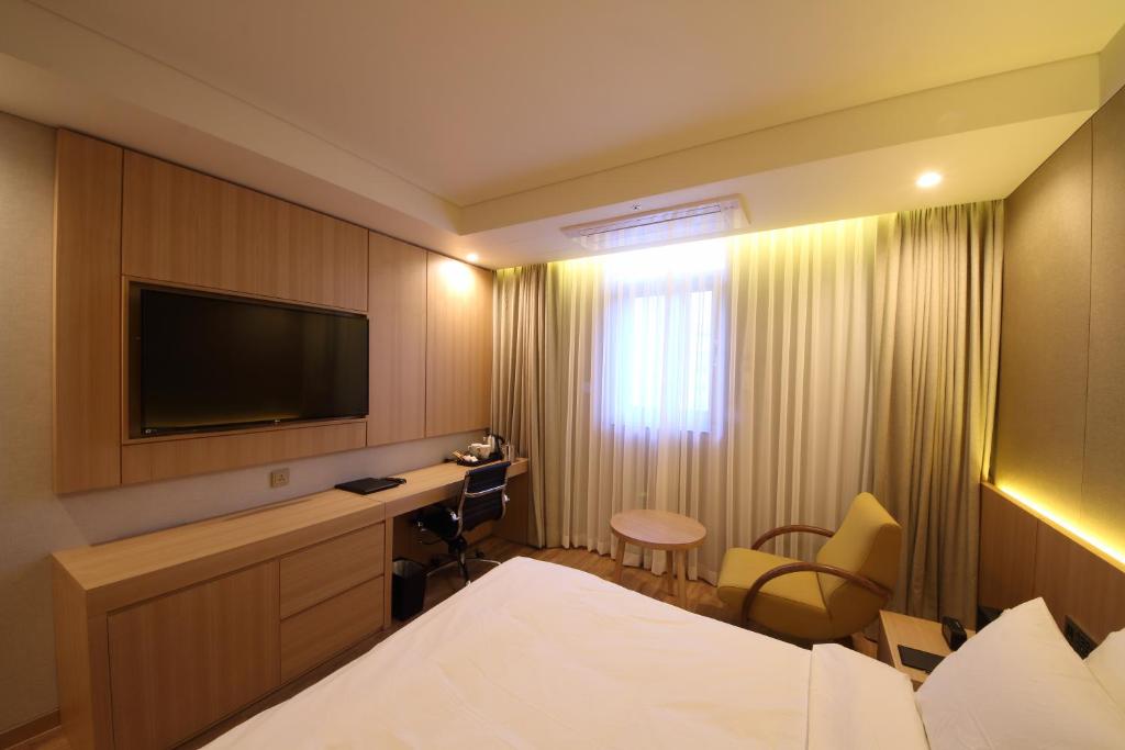 Benikea The H Hotel - Standard Double Room