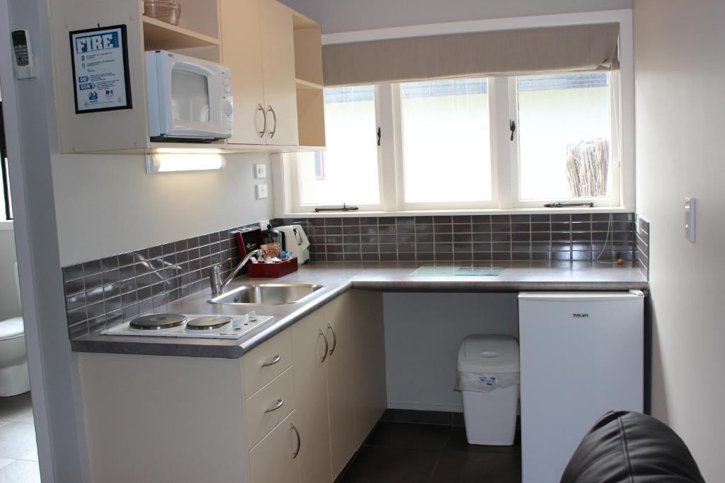Kuchyň nebo kuchyňský kout v ubytování Quality Inn Acapulco Taupo