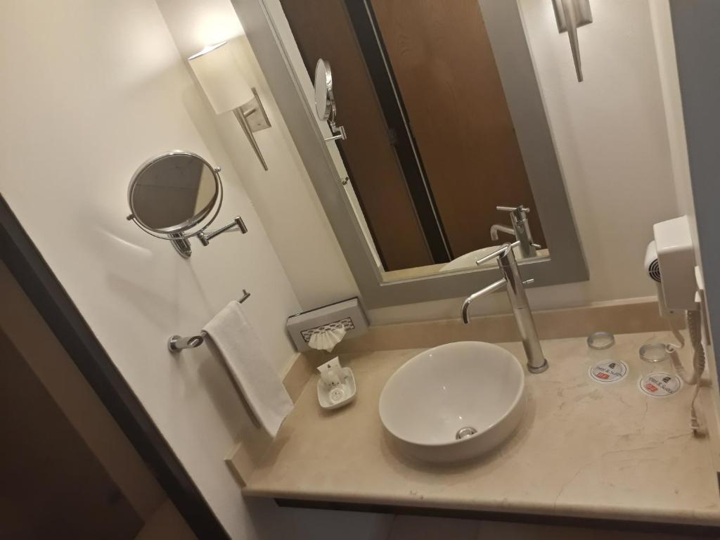 Hotel & Suites PF - Executive Suite With 1 Kingsize Bed