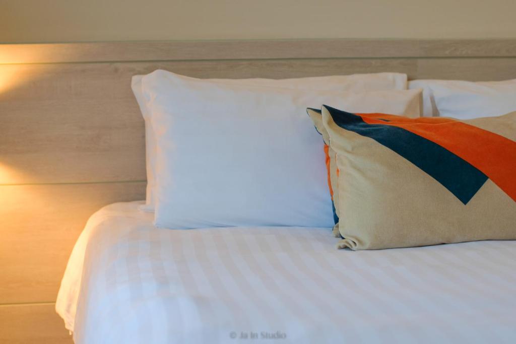Postel nebo postele na pokoji v ubytování NornDee Hotel