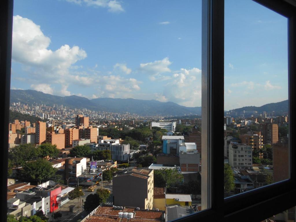 una ventana con vistas a la ciudad en San Peter Suites, en Medellín