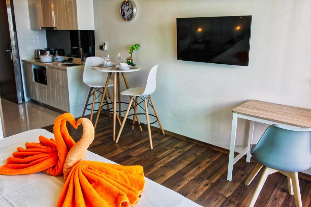 The Peak Towers Pattaya - King Suite With Pool View