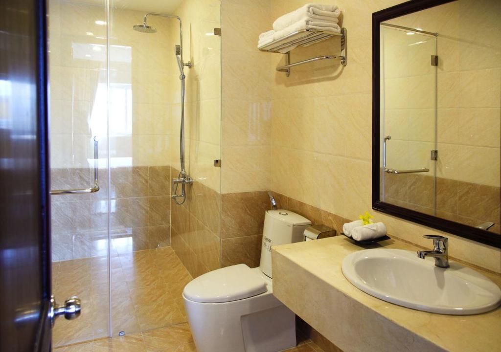 Bilik mandi di Legacy Hotel