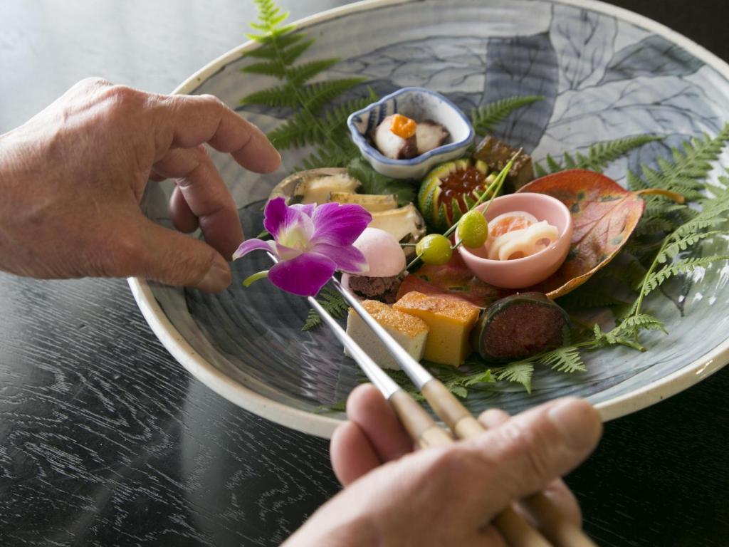 旅館の敷地内または近くでの食事または食べ物