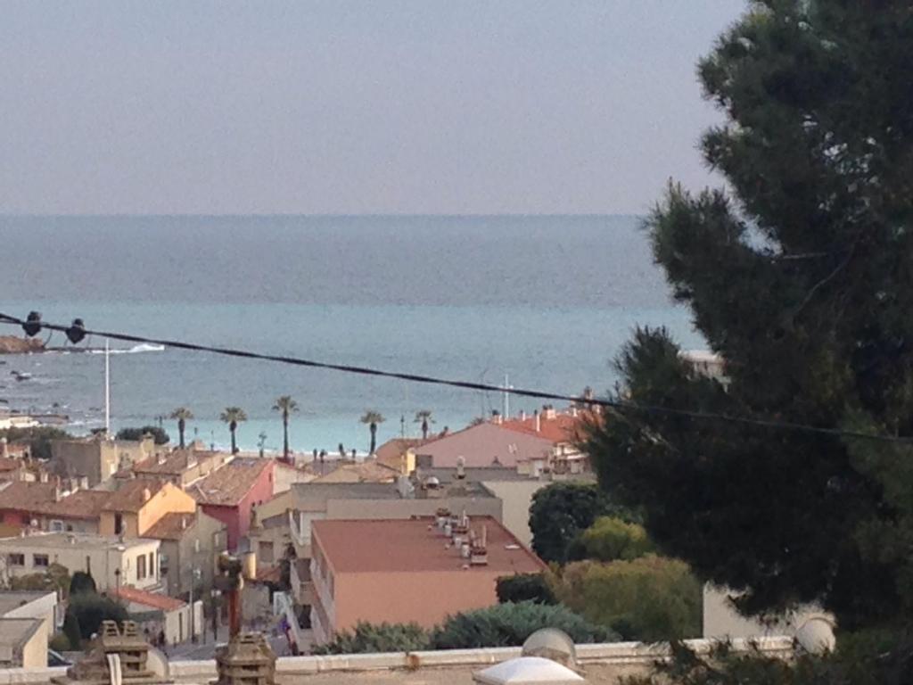 Vue sur une ville avec l'océan en arrière-plan dans l'établissement Cassis centre, à Cassis