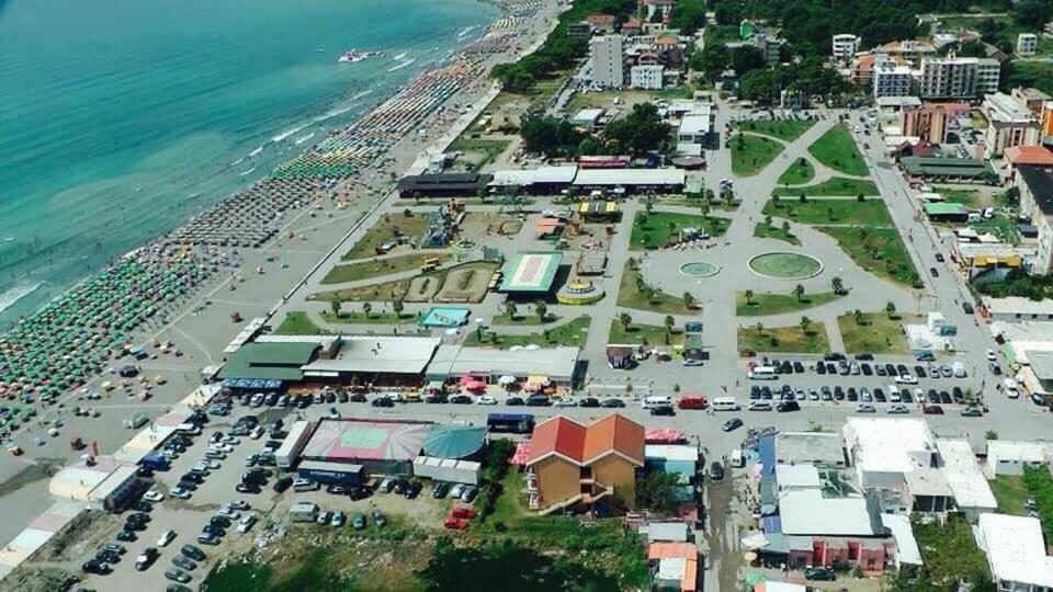 eine Luftansicht auf einen Strand und das Meer in der Unterkunft Flat Ergli in Velipojë