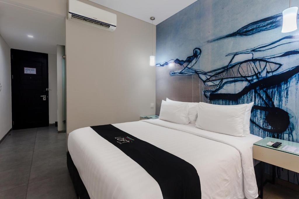 Postel nebo postele na pokoji v ubytování Loft Legian Hotel Bali