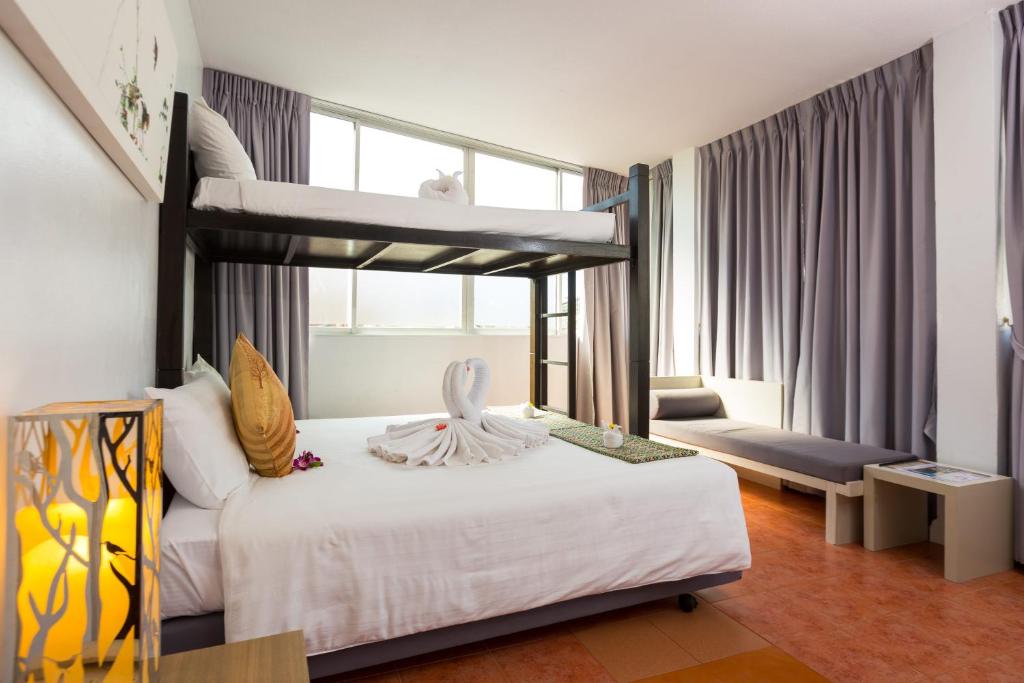 Postel nebo postele na pokoji v ubytování ON Hotel Phuket - SHA