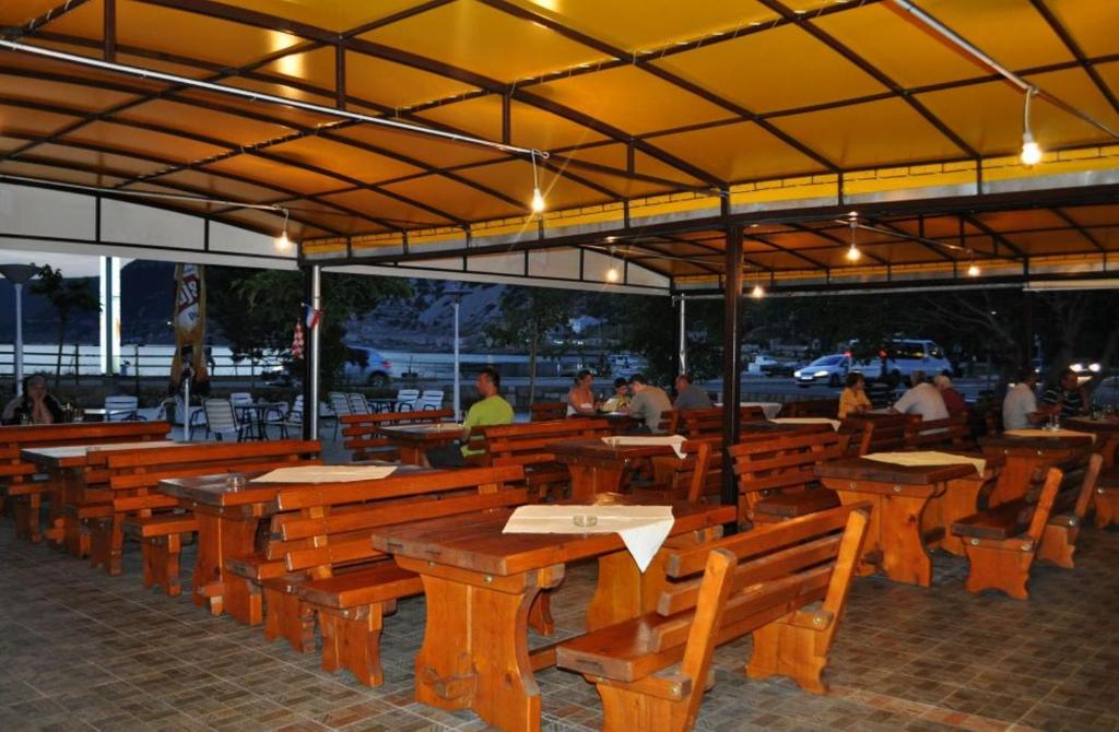 Restaurace v ubytování Guesthouse Bakarac