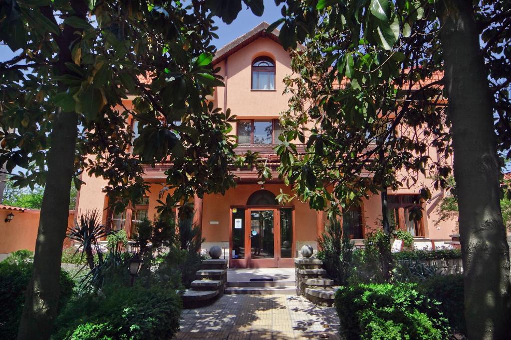 een oranje huis met een loopbrug ervoor bij Anita House in Perushtitsa
