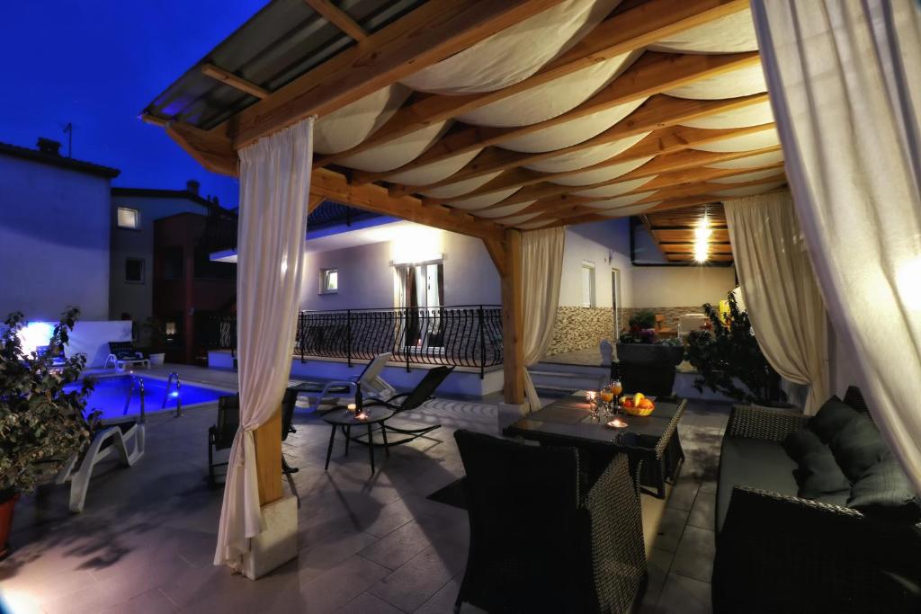 Patio alebo iná vonkajšia časť ubytovania Holiday House Pudarica