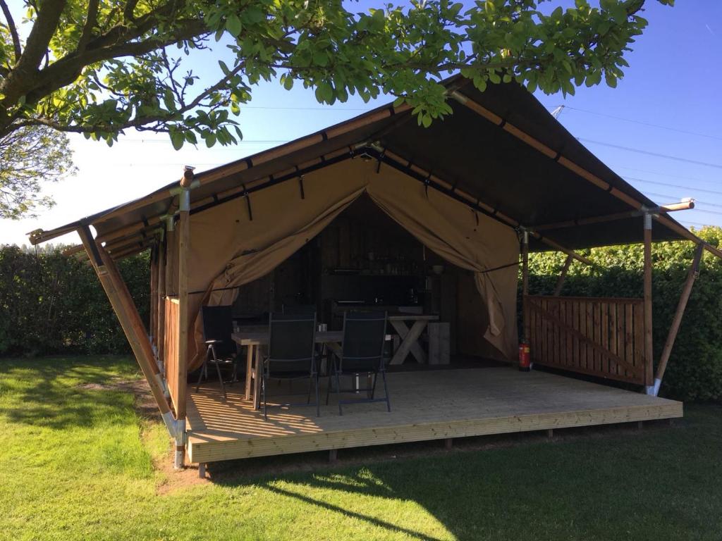 tenda con sedie e tavolo in cortile di Safaritent 't Kwedammertje a Kwadendamme