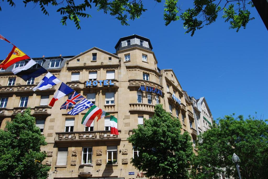 um edifício com bandeiras na lateral em Alerion Centre Gare em Metz