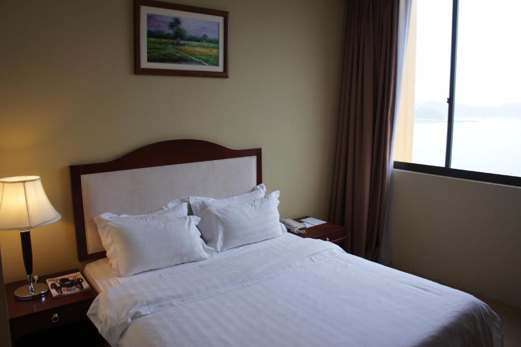 Postel nebo postele na pokoji v ubytování Gaya Centre Hotel