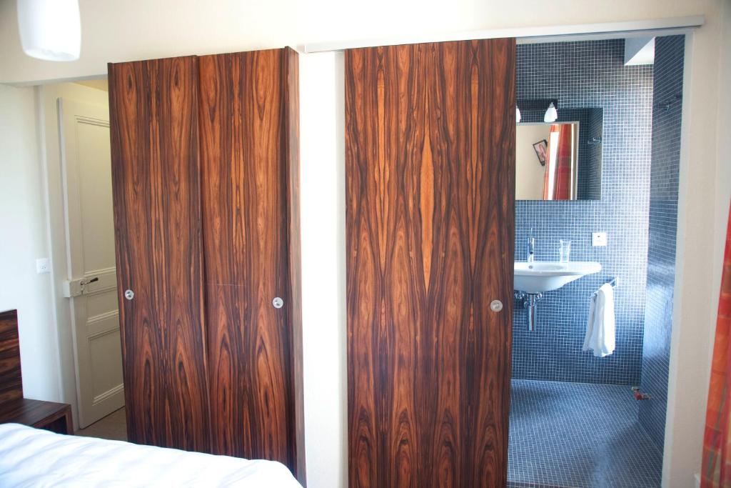 Postel nebo postele na pokoji v ubytování Hôtel du Cheval-Blanc