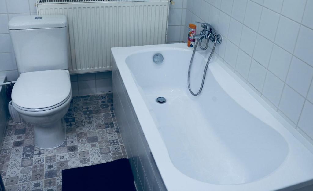 Łazienka w obiekcie Rozmaring Apartman Pécs