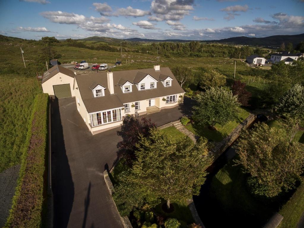 uma vista superior de uma grande casa branca em Bridgeburnhouse Bed and Breakfast em Treantagh