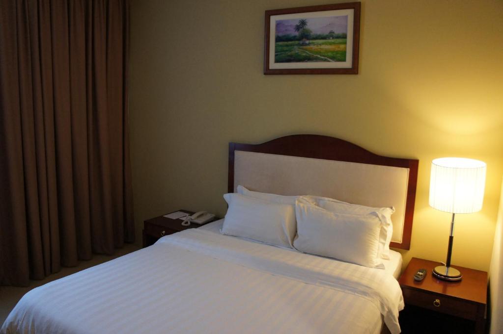 Postel nebo postele na pokoji v ubytování Gaya Centre Hotel