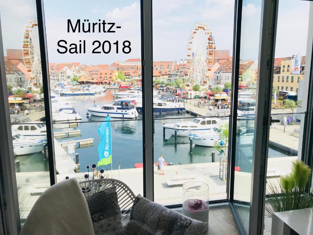 vistas a un puerto deportivo con barcos en el agua en Müritzstern in der Hafenresidenz, en Waren
