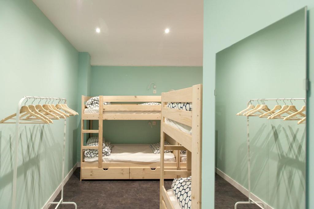 Palanda nebo palandy na pokoji v ubytování Balea Hostel