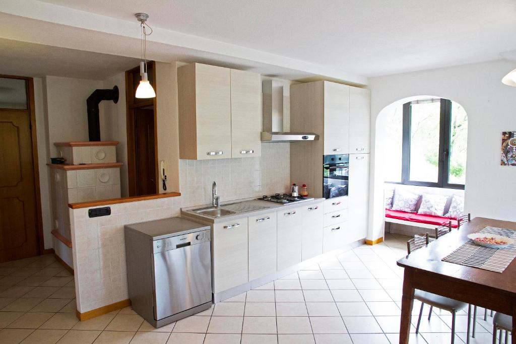 Kuchyňa alebo kuchynka v ubytovaní Casa Moiser