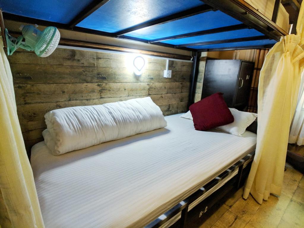 A bed or beds in a room at Hotel Forest Lake Backpackers' Hostel