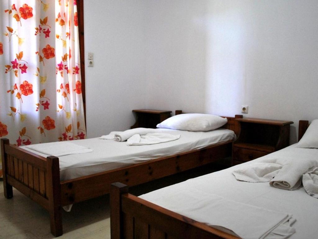 Łóżko lub łóżka w pokoju w obiekcie Koula Apartments