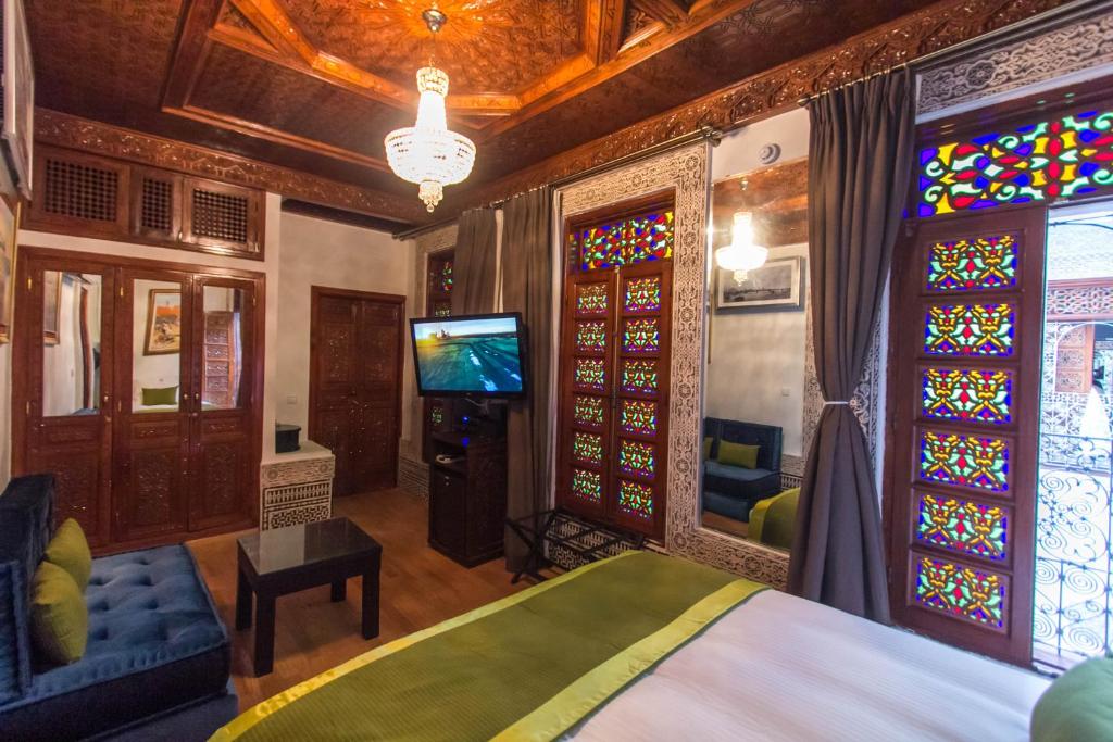 TV a/nebo společenská místnost v ubytování Riad Fes Andalucia