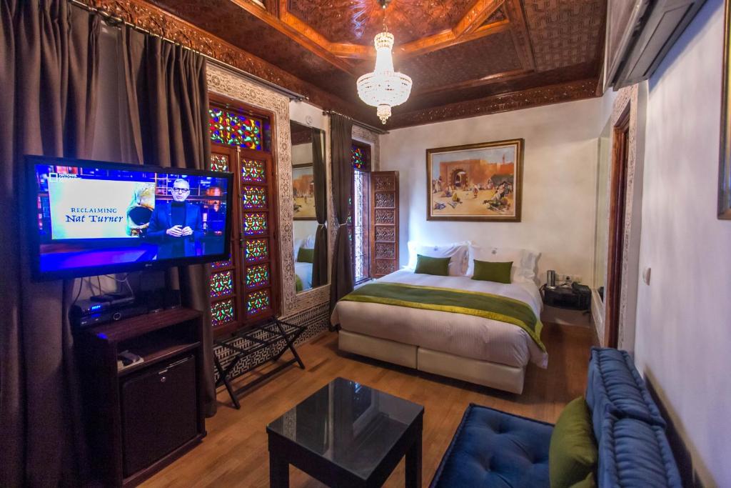 TV a/nebo společenská místnost v ubytování Riad Fes Andalucia