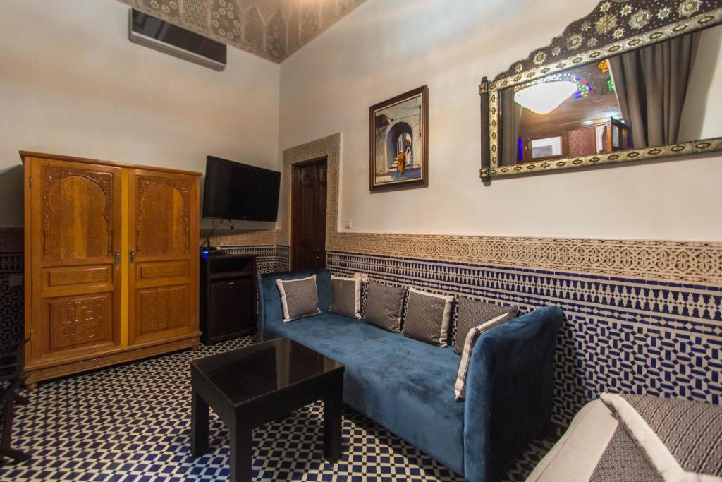 TV a/nebo společenská místnost v ubytování Riad Fes Andalucia