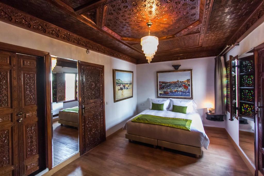 Postel nebo postele na pokoji v ubytování Riad Fes Andalucia
