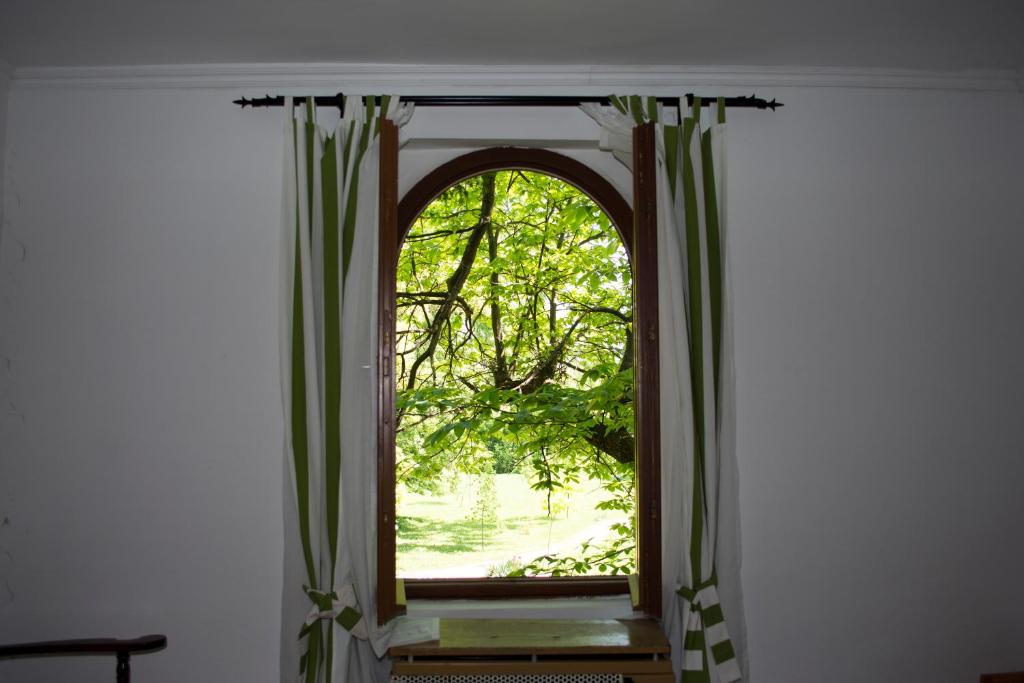 バラトンセメッシュにあるMorvay Villaの木の開いた窓
