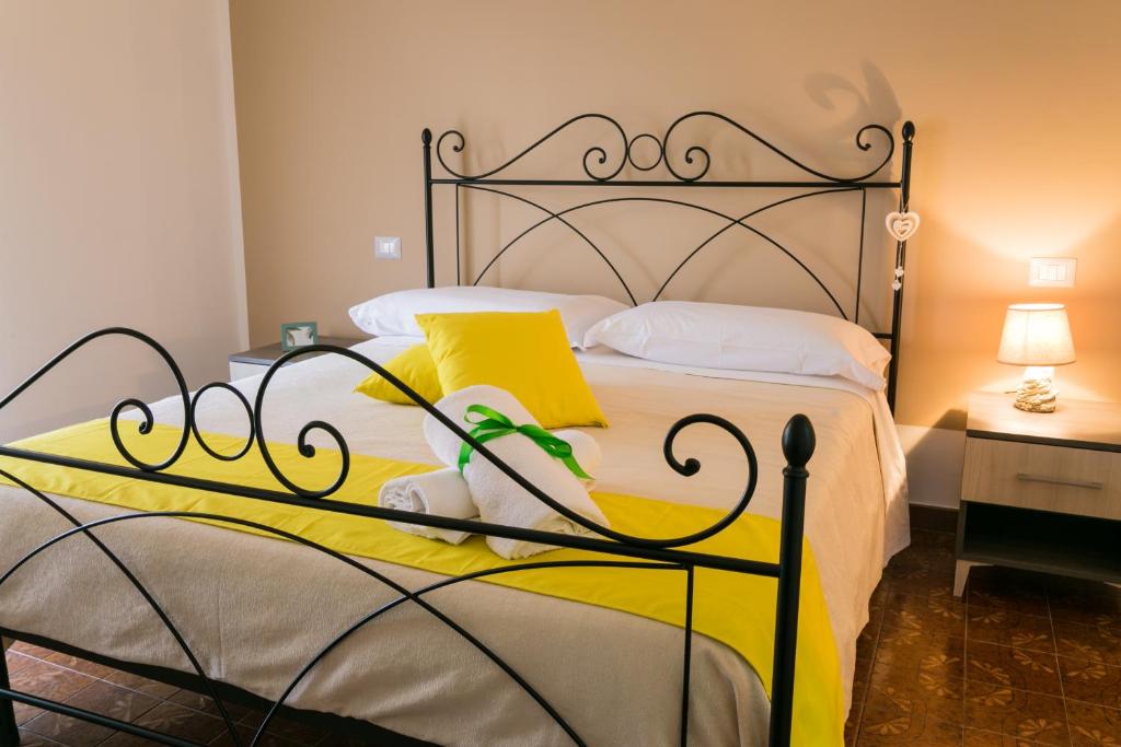 パエストゥムにあるB&B Menta e Limoneのベッドルーム1室(大型ベッド1台、黄色い枕付)