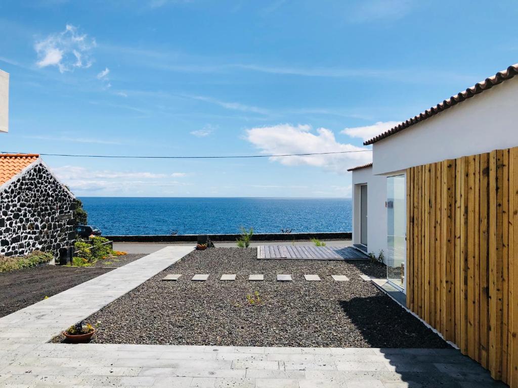 a view of the ocean from a house at Casa do Sal in Madalena