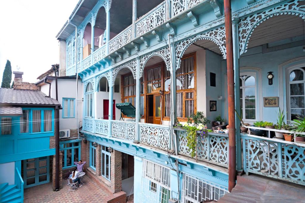 Elle offre une vue sur un bâtiment doté d'un balcon. dans l'établissement Tiflis Family House, à Tbilissi