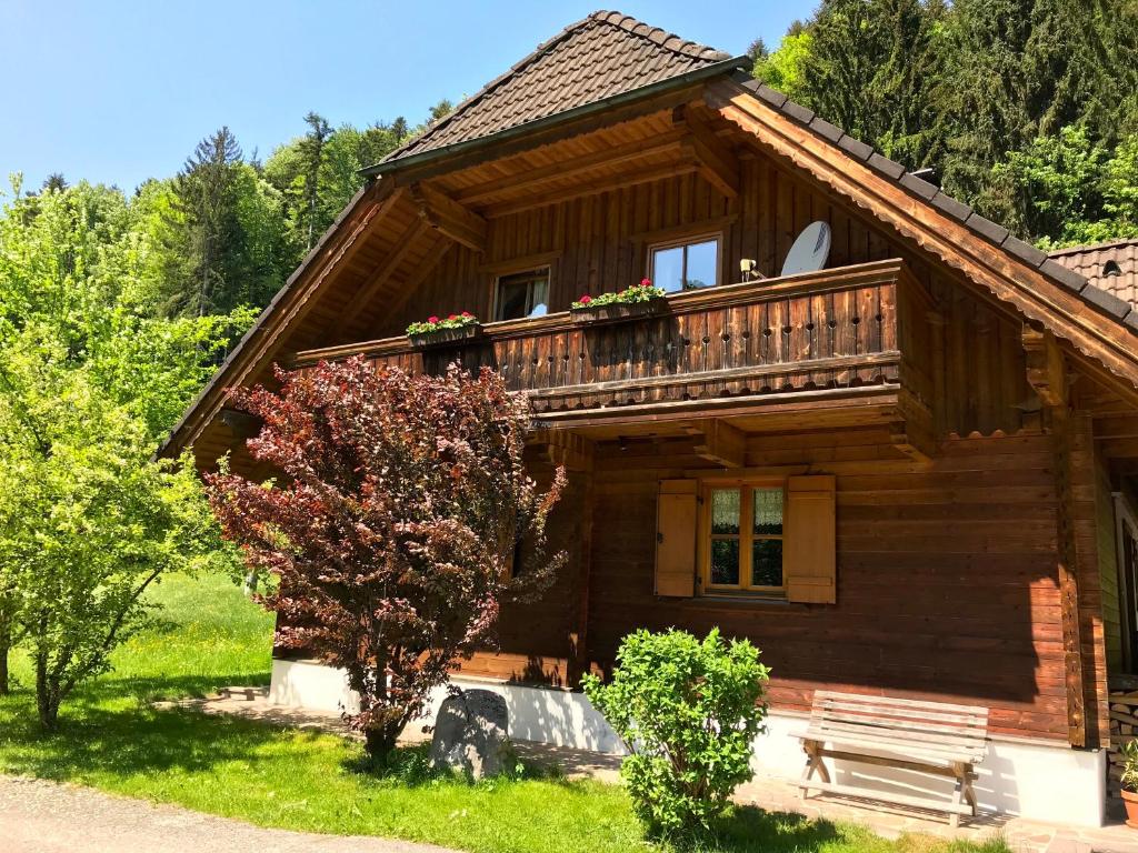 ein Holzhaus mit Balkon darüber in der Unterkunft Landhaus Haselmoar in Altmünster