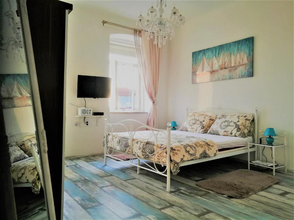 Main Square Apartments with sea view - 12