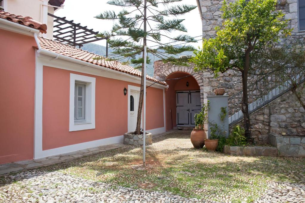 une cour d'une maison avec un arbre dans la cour dans l'établissement Maria's country house, à Leonidio
