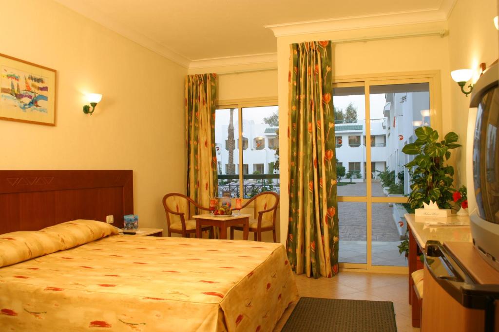 Postel nebo postele na pokoji v ubytování Falcon Hills Hotel