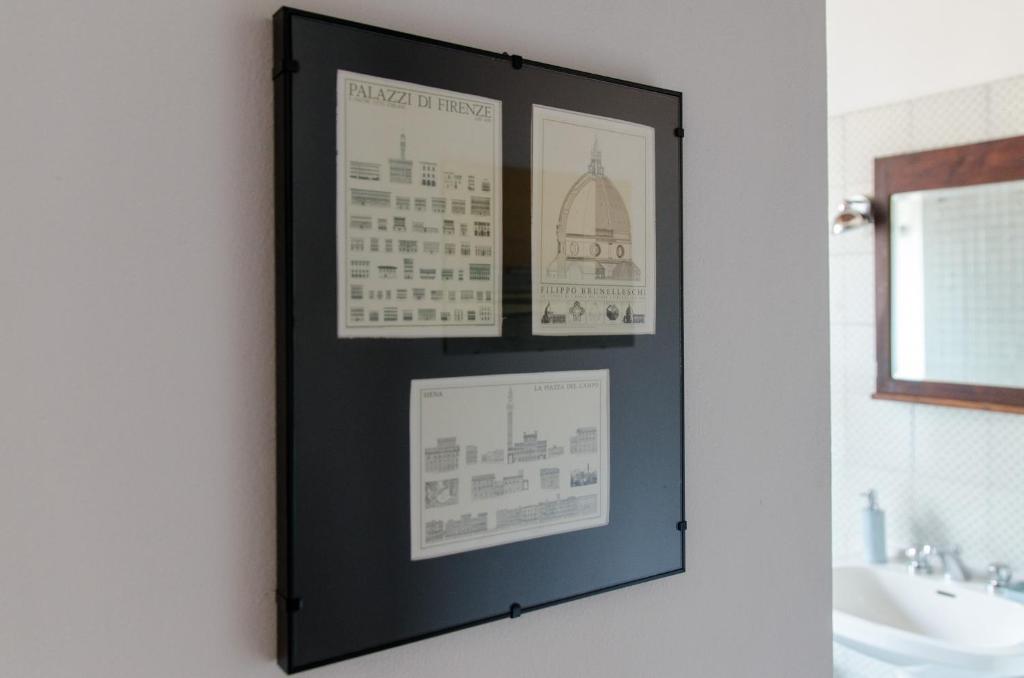 łazienka z ramką na ścianie w obiekcie Authentic flat in the city center we Florencji