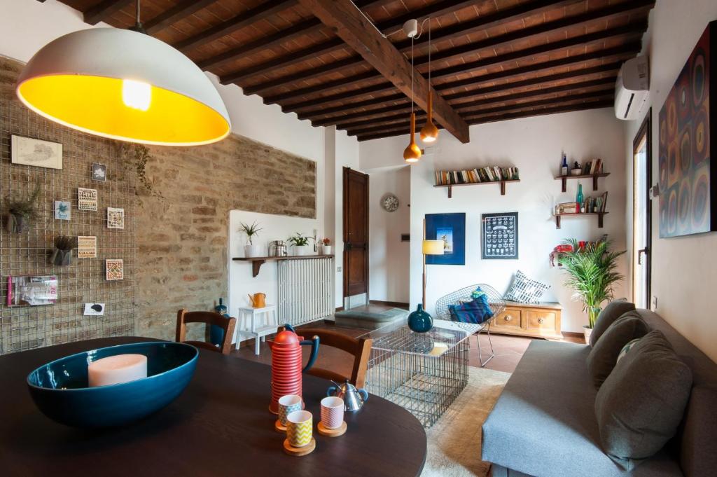 salon ze stołem i kanapą w obiekcie Authentic flat in the city center we Florencji