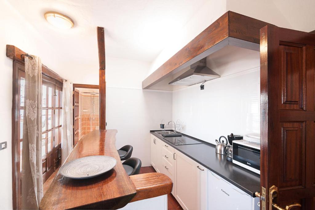 A kitchen or kitchenette at Apartamentos Rurales Islas Canarias