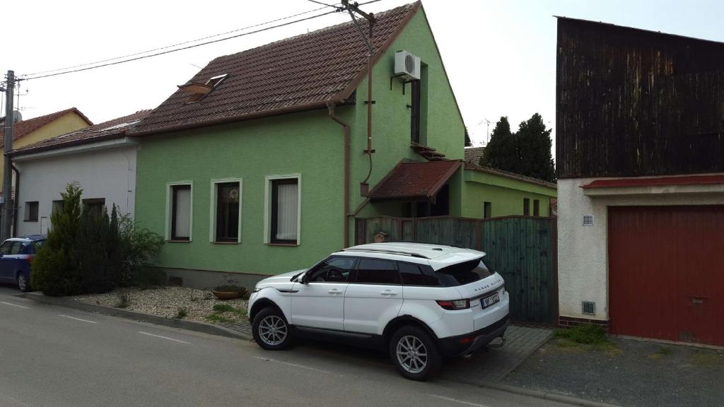 ein weißes Auto, das vor einem Haus parkt in der Unterkunft Dům v Lednici in Lednice