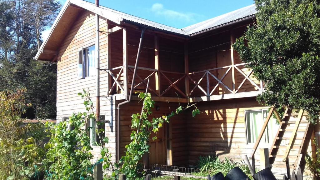 a wooden house with a gambrel roof at Hospedaje Picoyo in Pucón