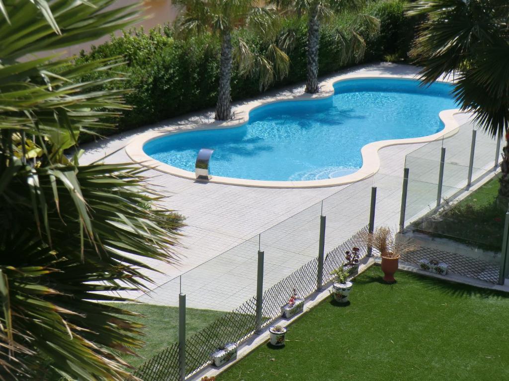 una vista aérea de una piscina detrás de una valla en Casas Holiday - El Mirador de Villamartin, en Los Dolses