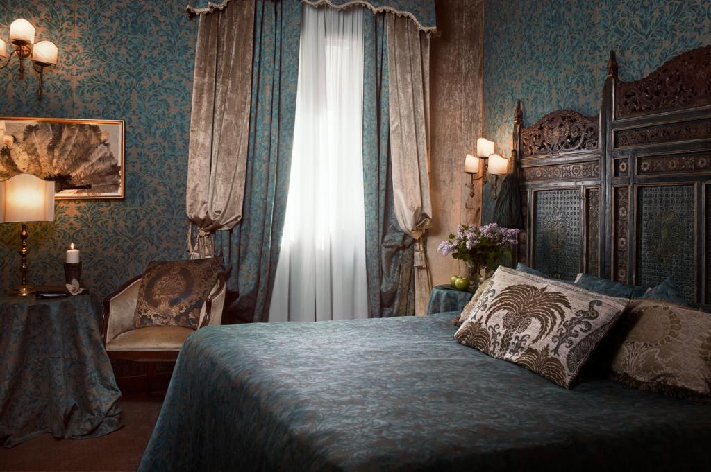 a bedroom with a bed and a window at Hotel Metropole Venezia in Venice